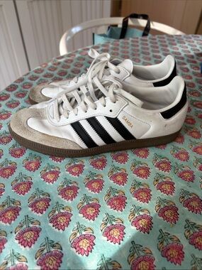 adidas size 6.5 White Black Samba Low-Top Sneakers